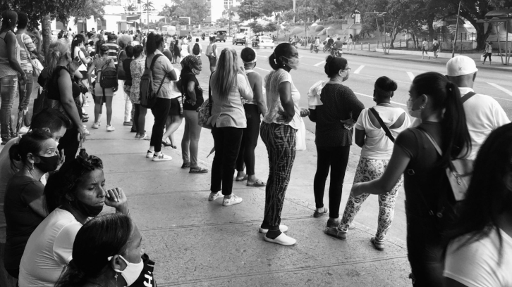 Cua de dones esperant l'autobús a Santiago de Cuba