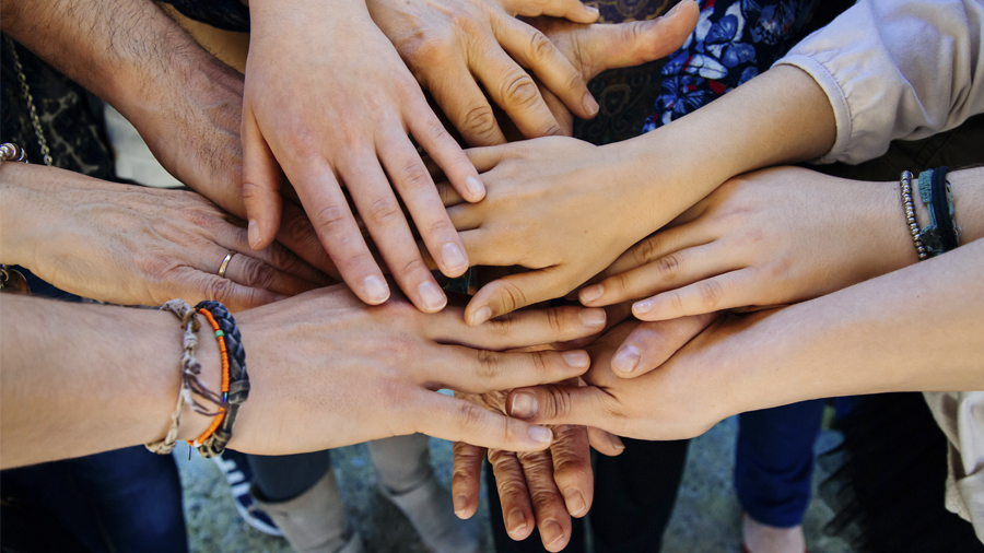 Mans entrellaçades. iStock-674720692