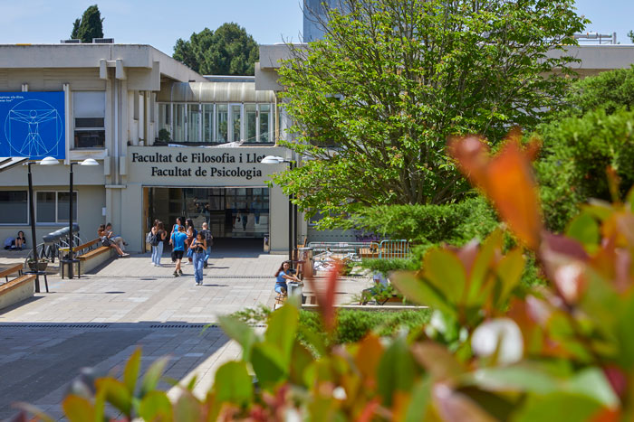 Fotografia de l'entrada de la Facultat de Filosofia i Lletres