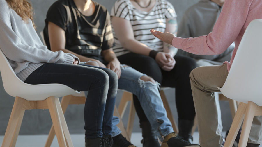 Joves asseguts en cadires