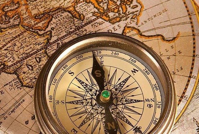 Bruíxola sobre un mapa