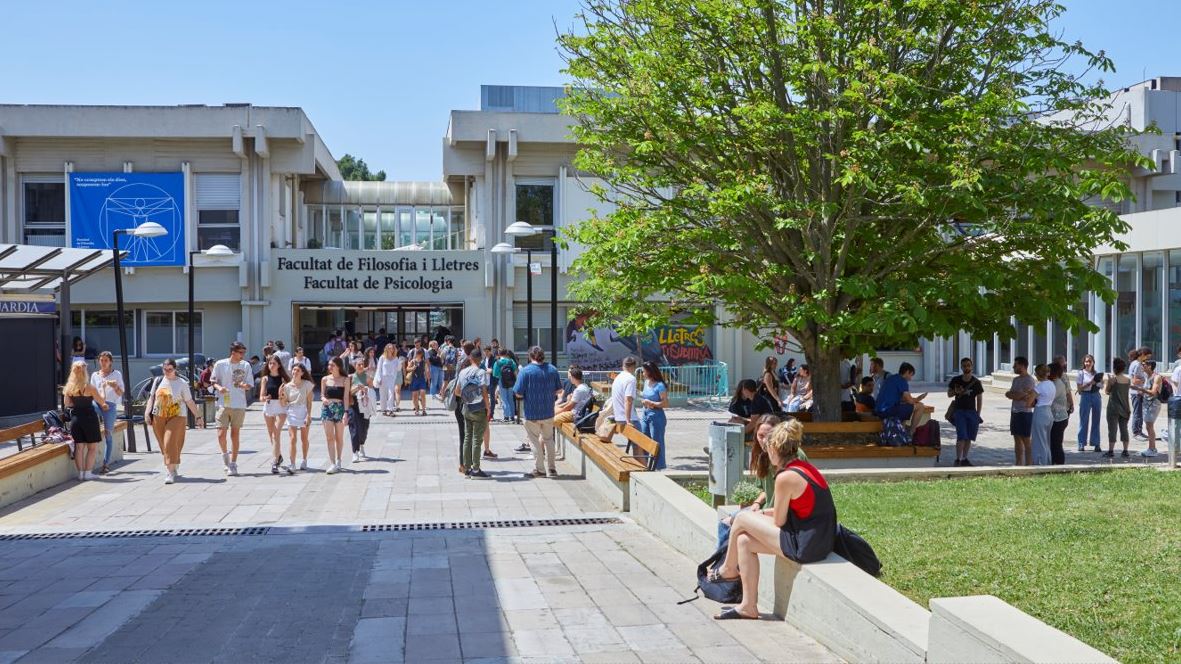Imatge de l'entrada de la Facultat de Filosofia i Lletres