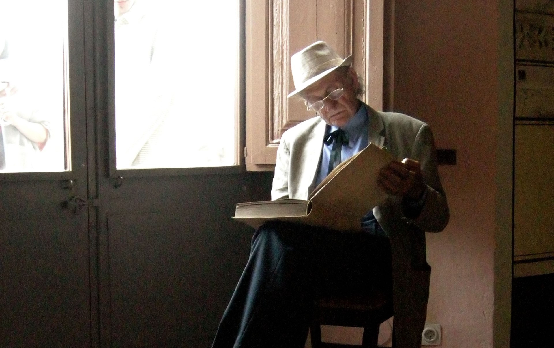 Josep Montserrat assegut a una cadira llegint