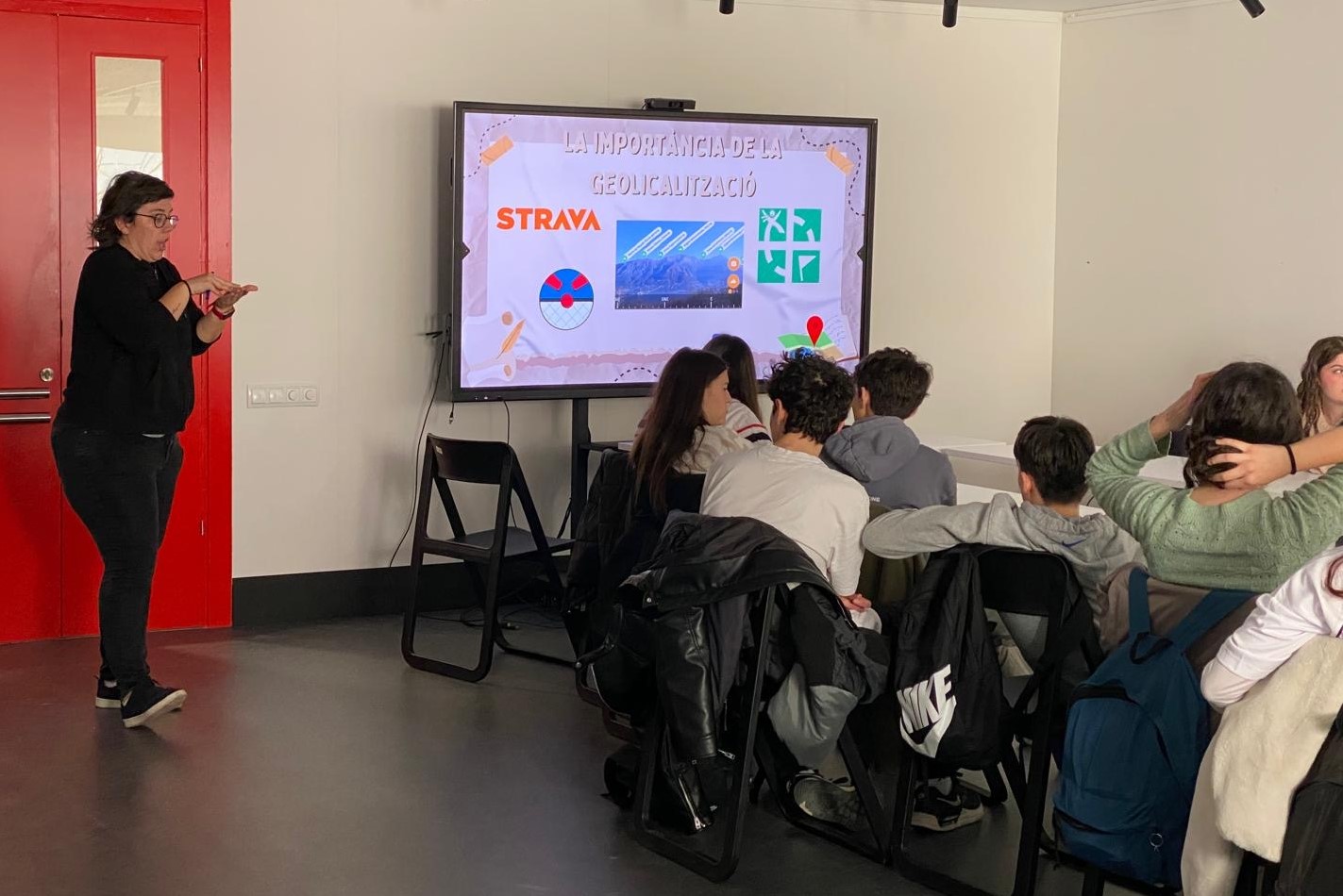 Aula amb una professora explicant a alumnes de secundària