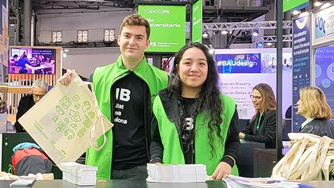 estudiants en el salo de l'ensenyament