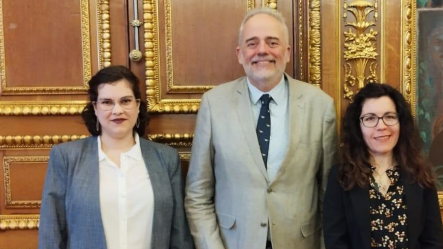 Dues dones amb en Javier Lafuente recollint un subvenció