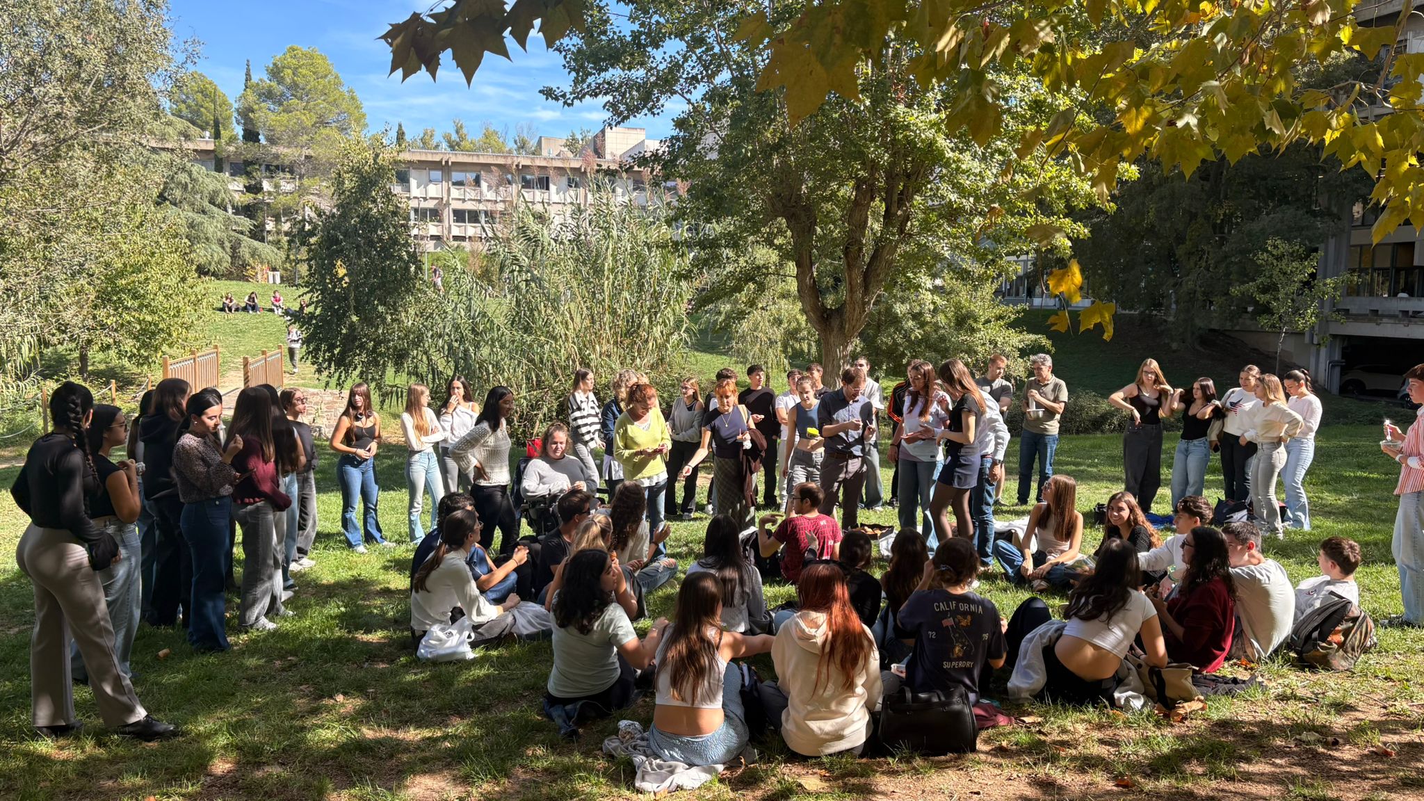 Picnic de benvinguda amb el alumnes a la gespa