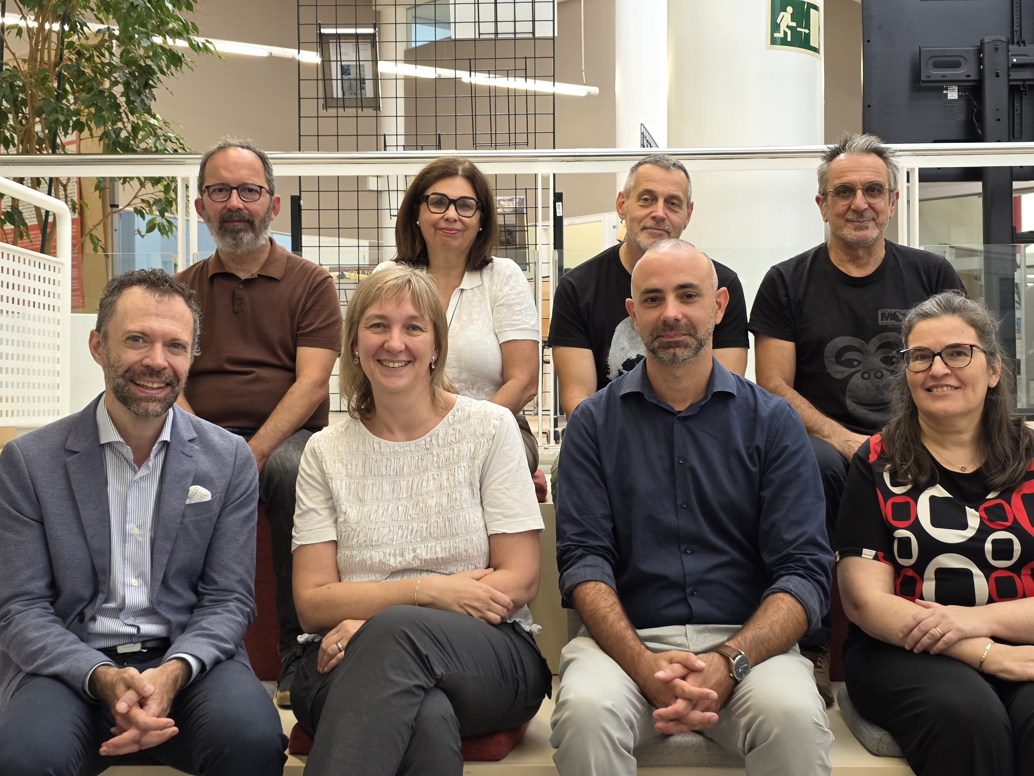 Surten les persones que formen l'equip de deganat. Tres dones i cinc homes