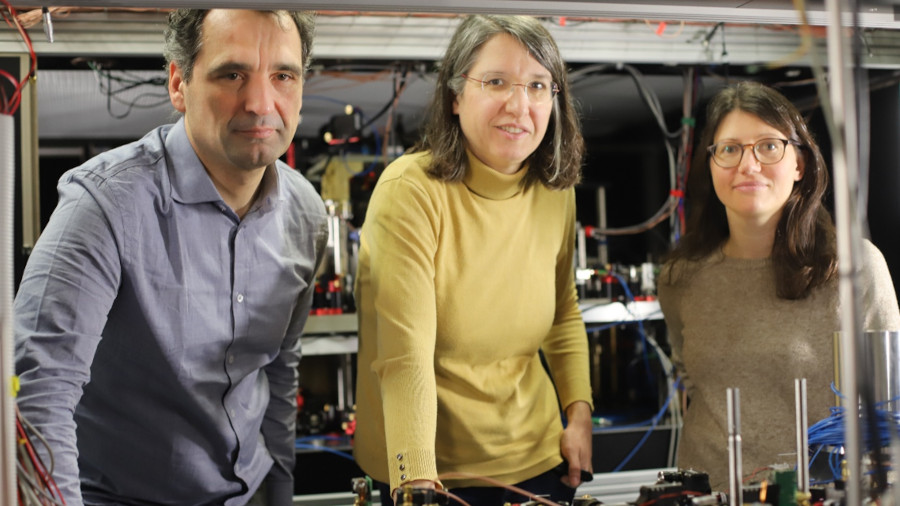 L'investigador de la UAB Alessio Celi amb les investigadores de l'ICFO Leticia Tarruell i Sarah Hirt