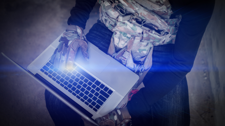 Terrorista utilitzant un ordinador