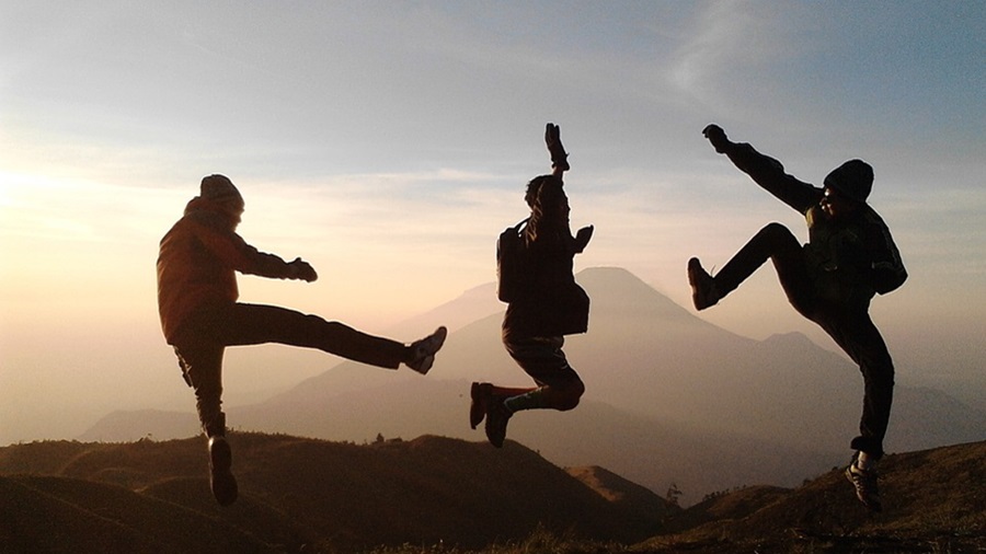 Adolescents ballant a la posta de sol