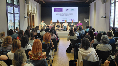 Foto sala actes plena de persones 
