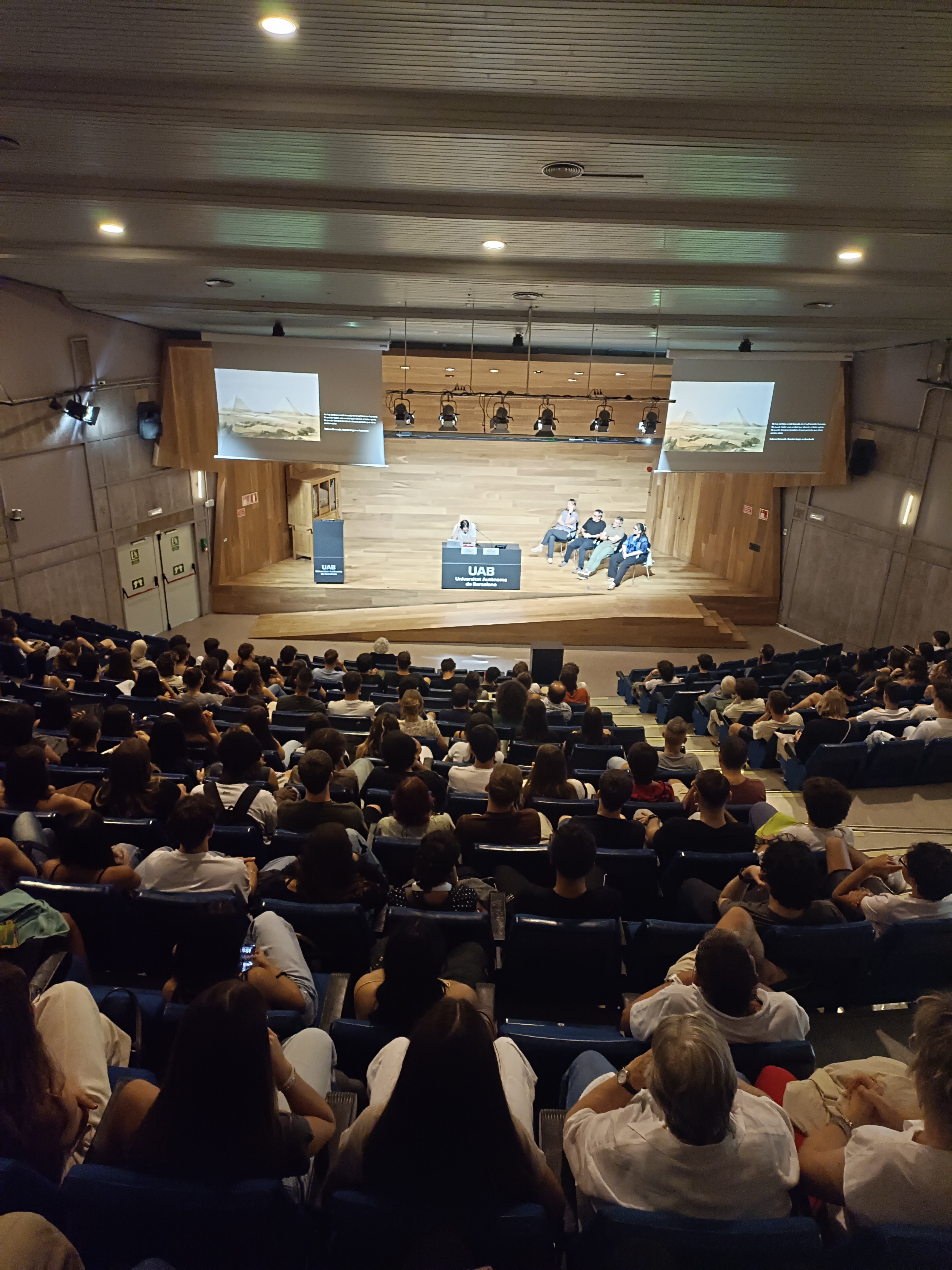 Fotografia de Auditori amb estudiants i equip de deganat