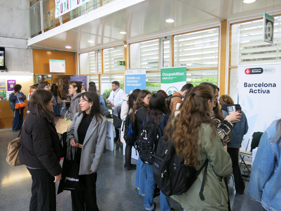 Imatge del vestíbul de la facultat, ple d'estudiants participant en la fira Talent(o) Global