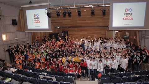 Foto de família a l'Auditori de Filosofia i Lletres durant la FIRST Lego League 2020