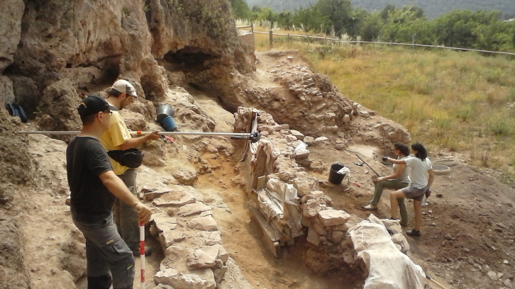 Arqueòlegs treballant al jaciment d'Aiguafreda de Dalt