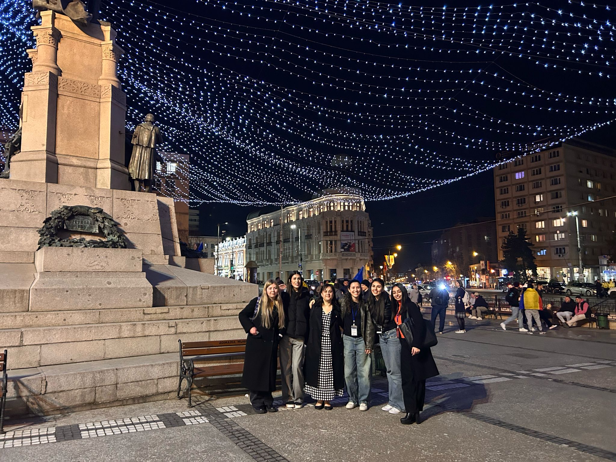 Alumnes i professora a una plaça 