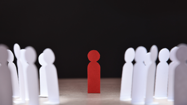 Figura que simula ser una persona sent observada per diverses figures