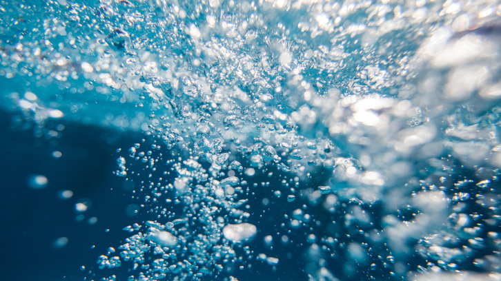 Bombolles d'aire en aigua