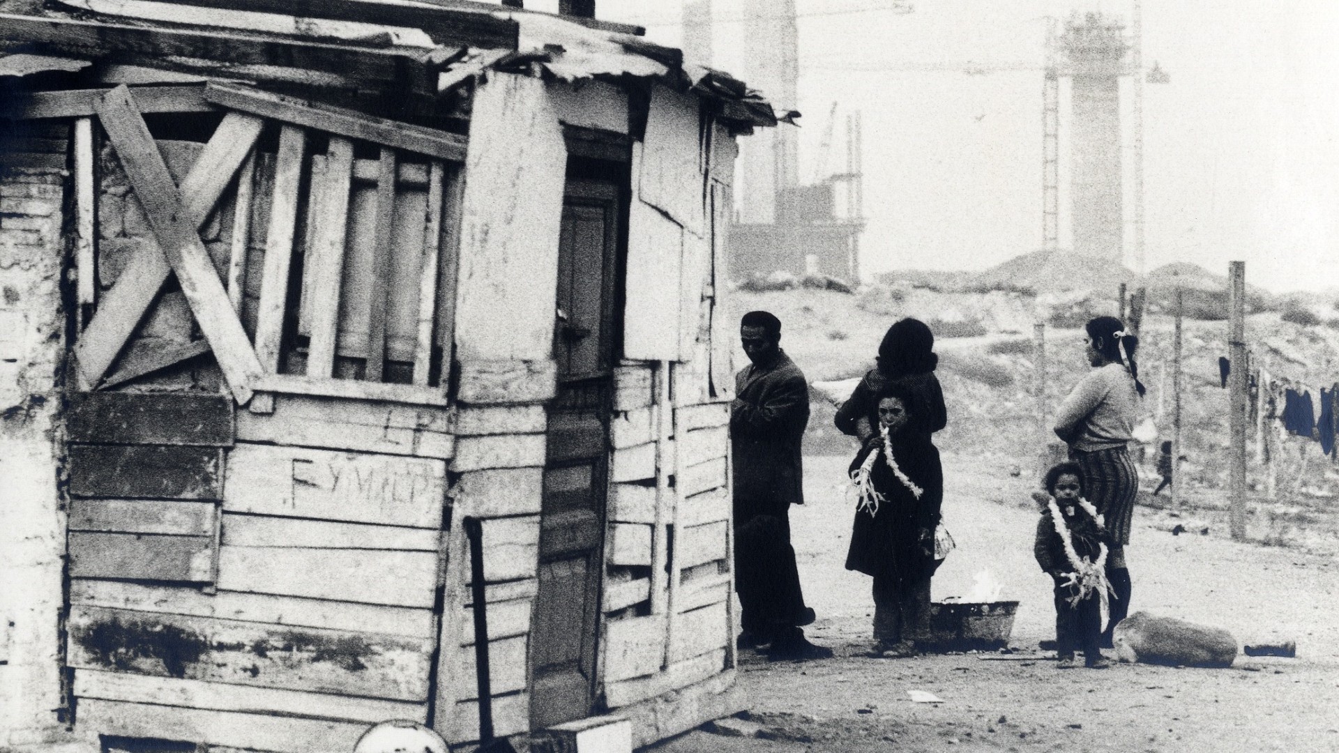 Persones en una espècie de camp de concentració