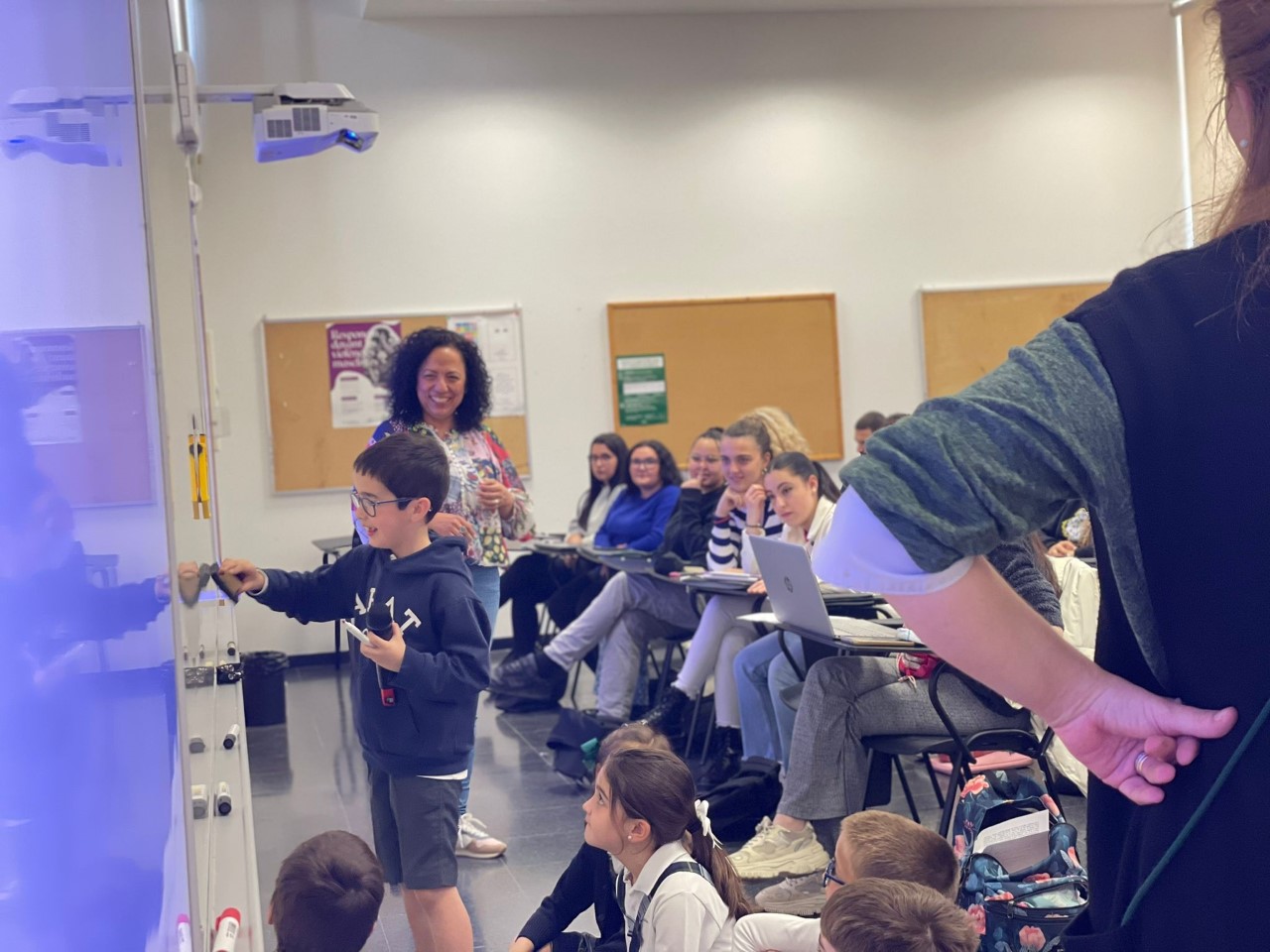 Un nen està a la pissarra explicant matemàtiques.