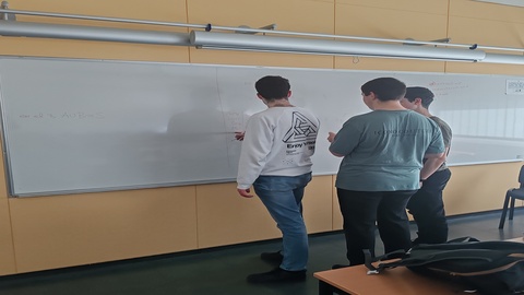 Alumnes calculant a la pissarra