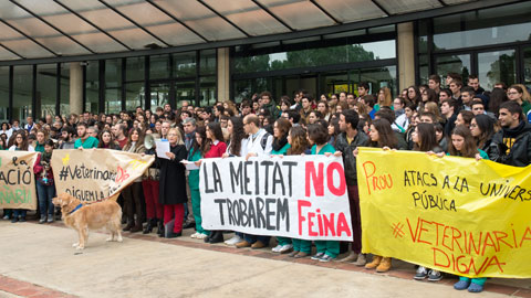 Protesta a la porta de Veterinària