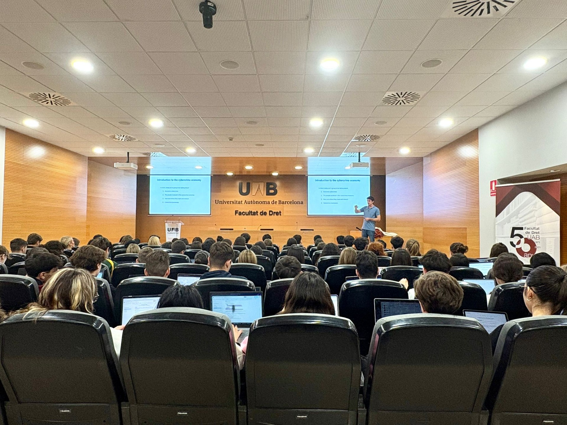 Conferencia sobre online criminal