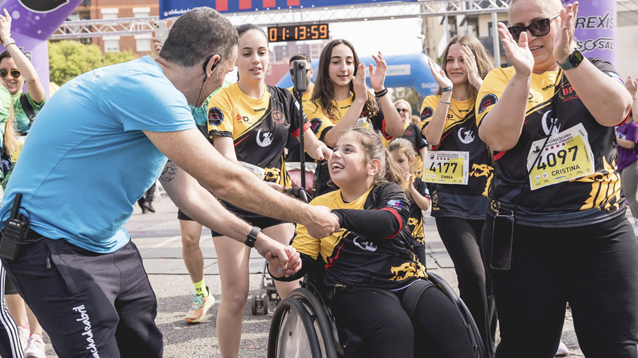 Abril Merino i la seva família finalitzant la cura