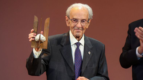 Pere Lluís Font recull el Premi de les Lletres Catalanes.