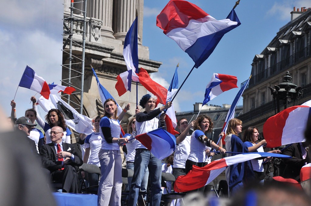 Grup de persones hissant la bandera francesa