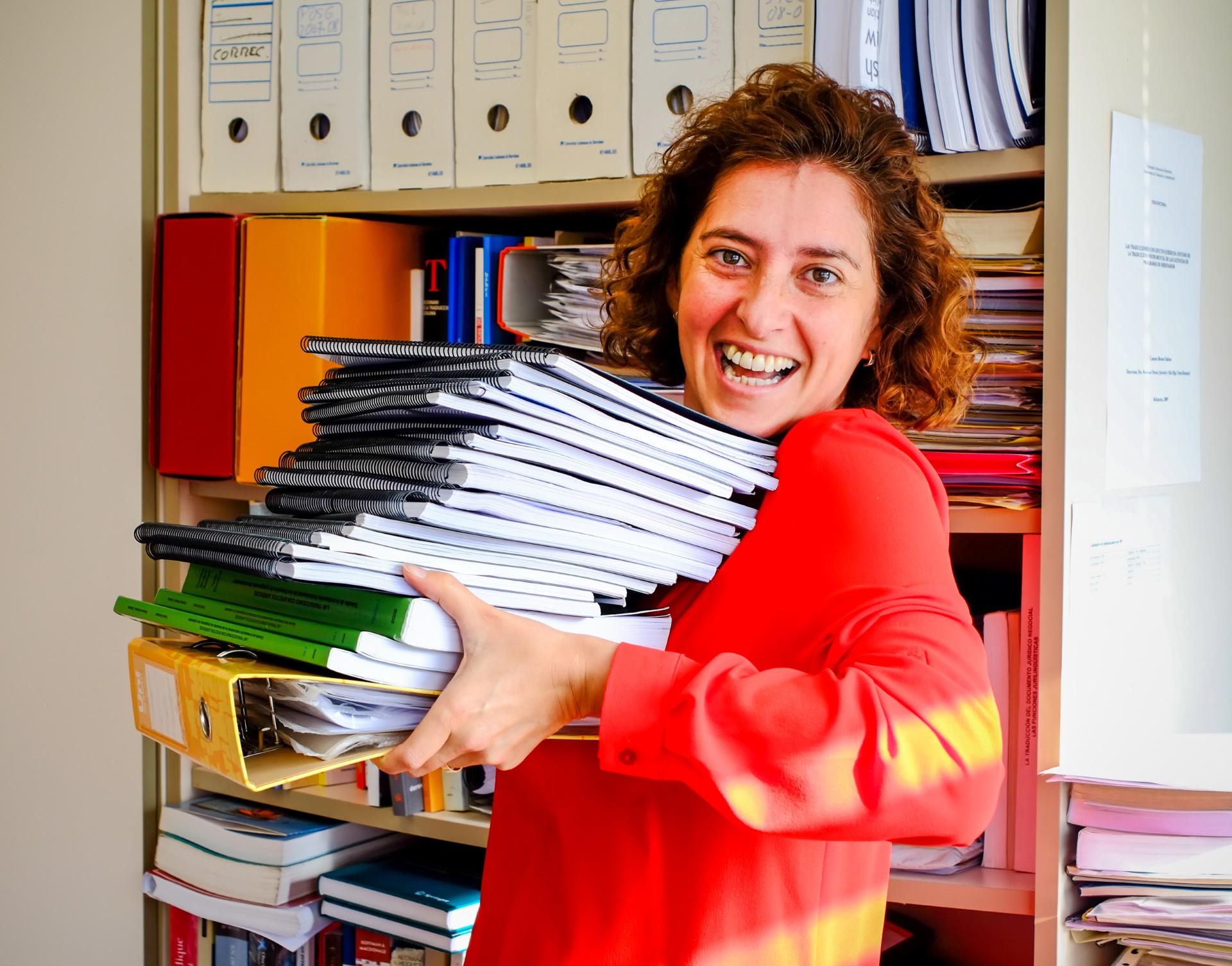 Fotografia divertida de l'Olga Torres amb unes llibretes