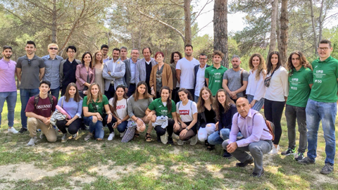 Homenatge als estudiants esportistes. Foto de copes i de grup