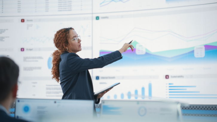 Imatge que simula els directius d'una empresa valorant el moment d'inversió