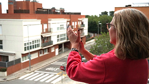 Persona aplaudint al balcó