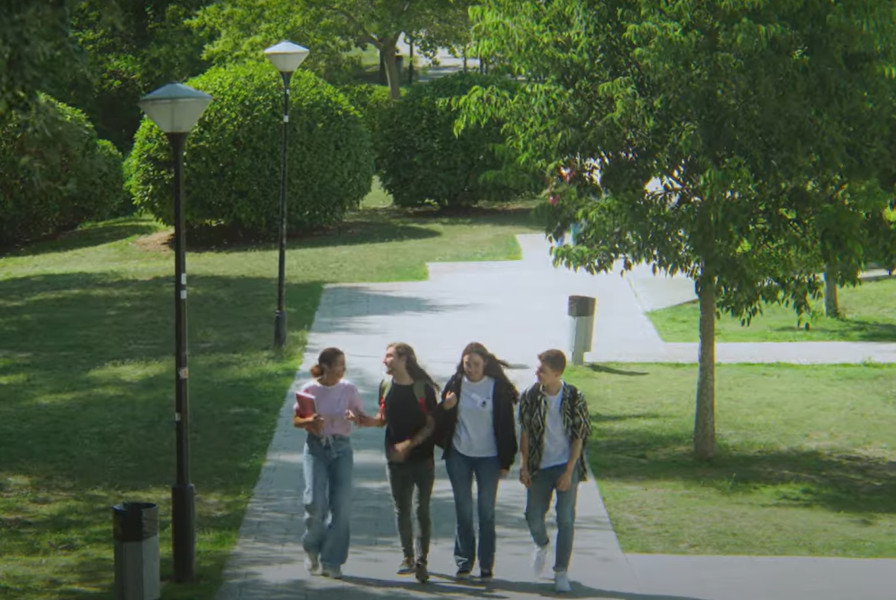Imatge Campus de la UAB amb alumnes caminant
