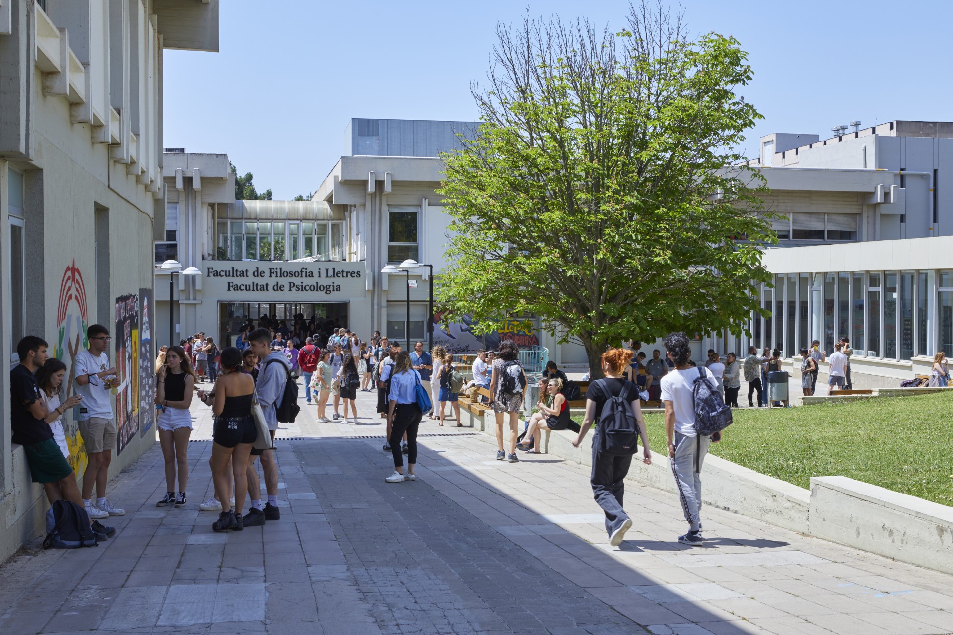 Entrada de la facultat de filosofia i lletres amb gent caminant