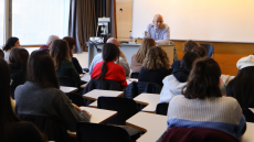 Kayed Hammad donant la conferència a la Facultat de Traducció i Interpretació