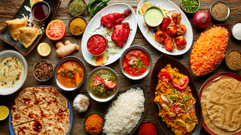 Taula amb plats i menjars diversos.