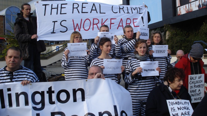 Manifestació amb cartells en contra del workfare
