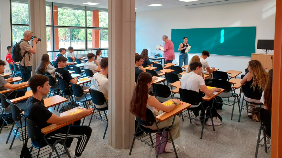 Imatge de recurs d'estudiants fent Selectivitat 