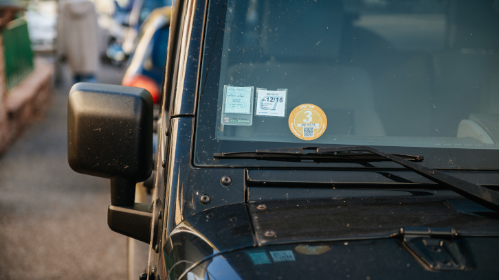 Cotxe amb distintiu ambiental