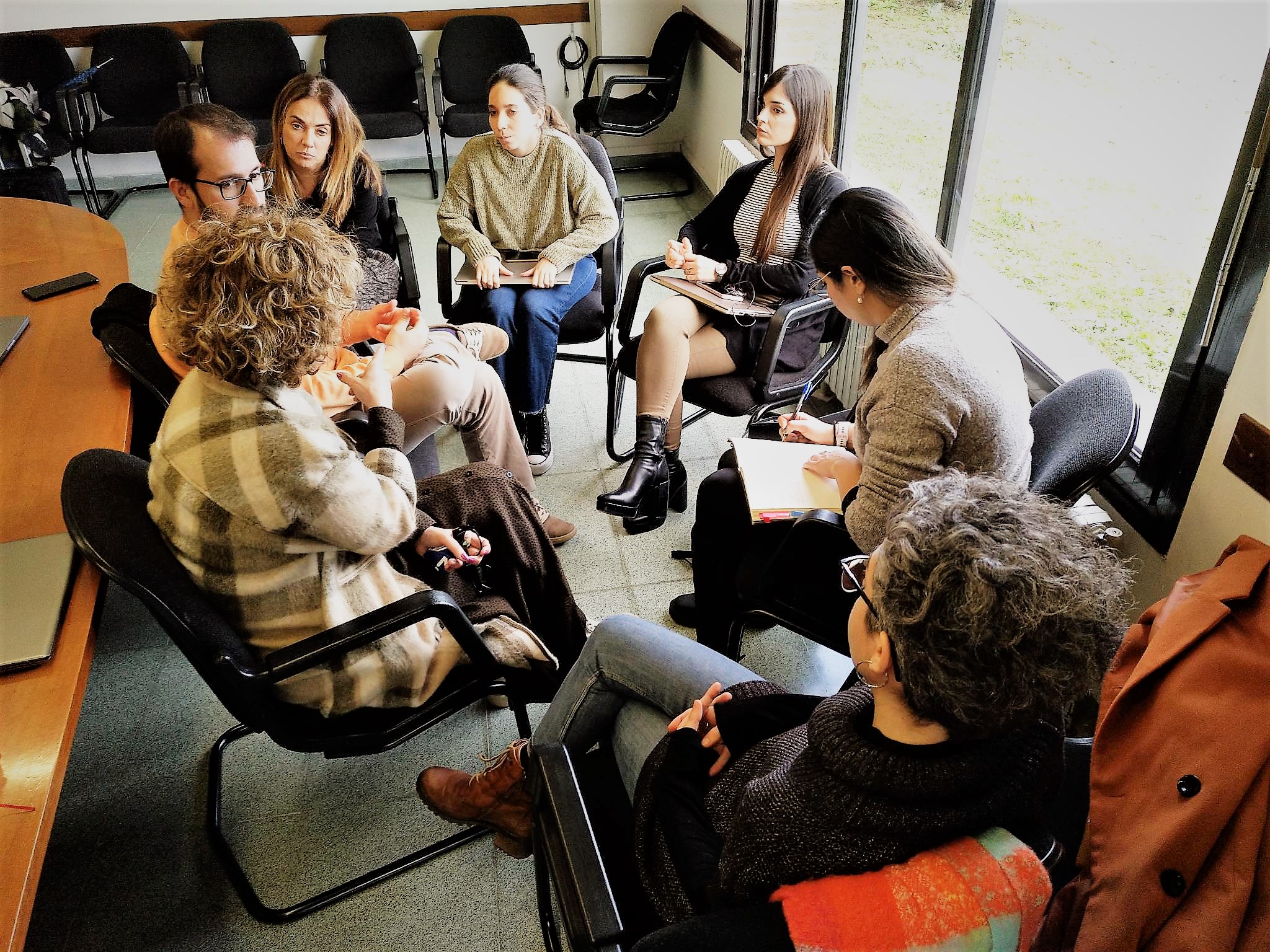 Grup de professors xerrant.