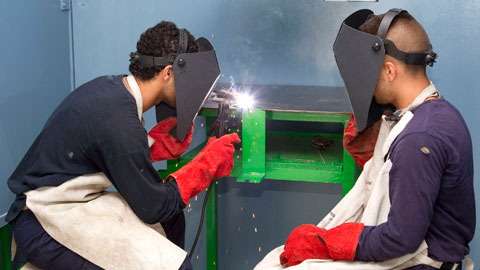 Estudiantes realizando prácticas