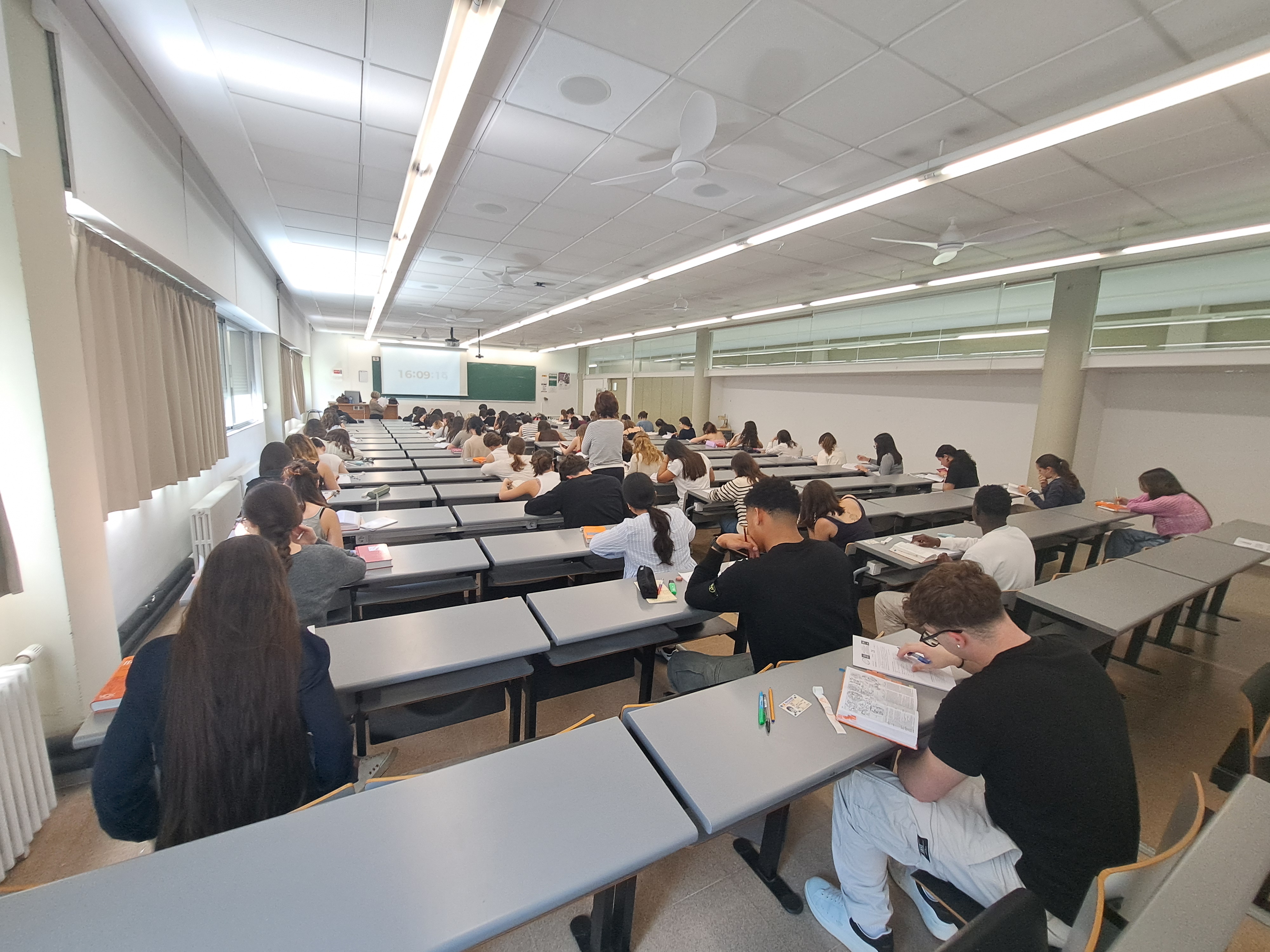 Alumnes en una aula fent una prova