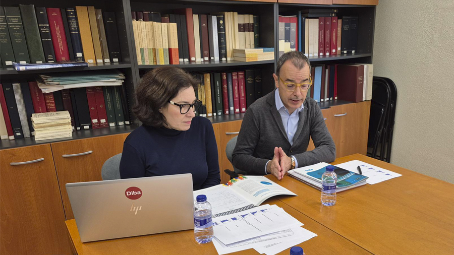 Lucía Medina i Oriol Bartomeus durant la presentació del nou Quadern de l'ICPS