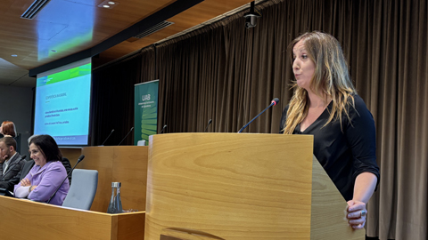 Txell Feixas parlant des del faristol a la sala d'actes de Rectorat.