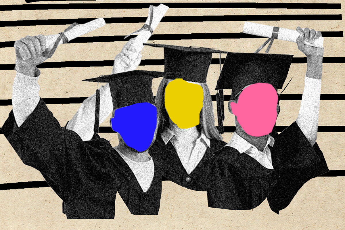 Tres universitaris amb la cara tapada alçant el dipolma 