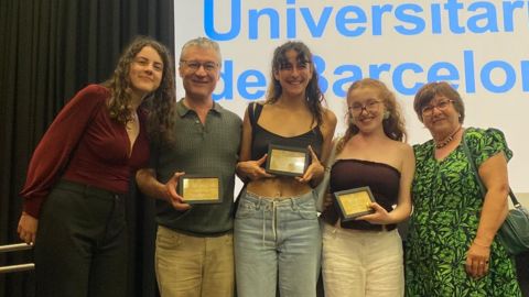 director i actors del grup estable de teatre junt amb els premis guanyats