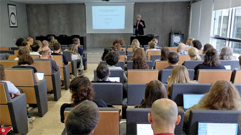 Sala on un professor està oferint una conferència.